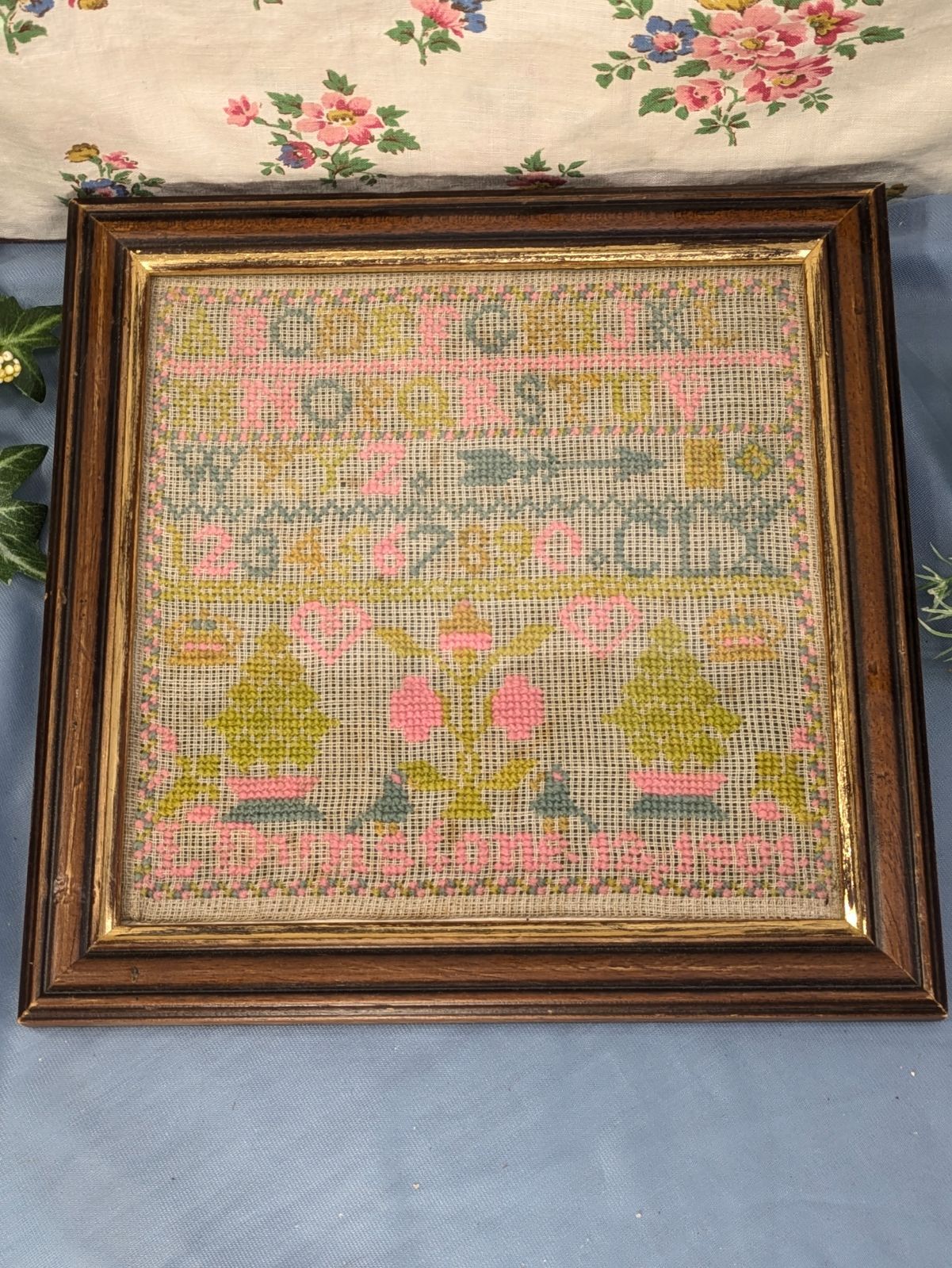 イギリス アンティーク 1901年 制作 刺繍額 スクールサンプラー - メルカリ