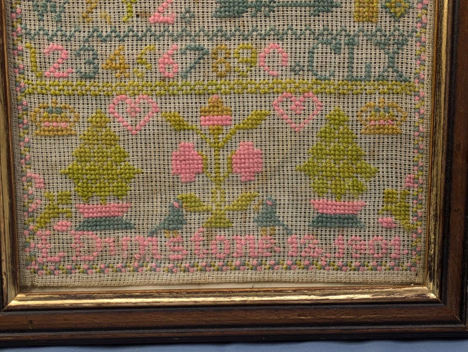 イギリス アンティーク 1901年 制作 刺繍額 スクールサンプラー - メルカリ