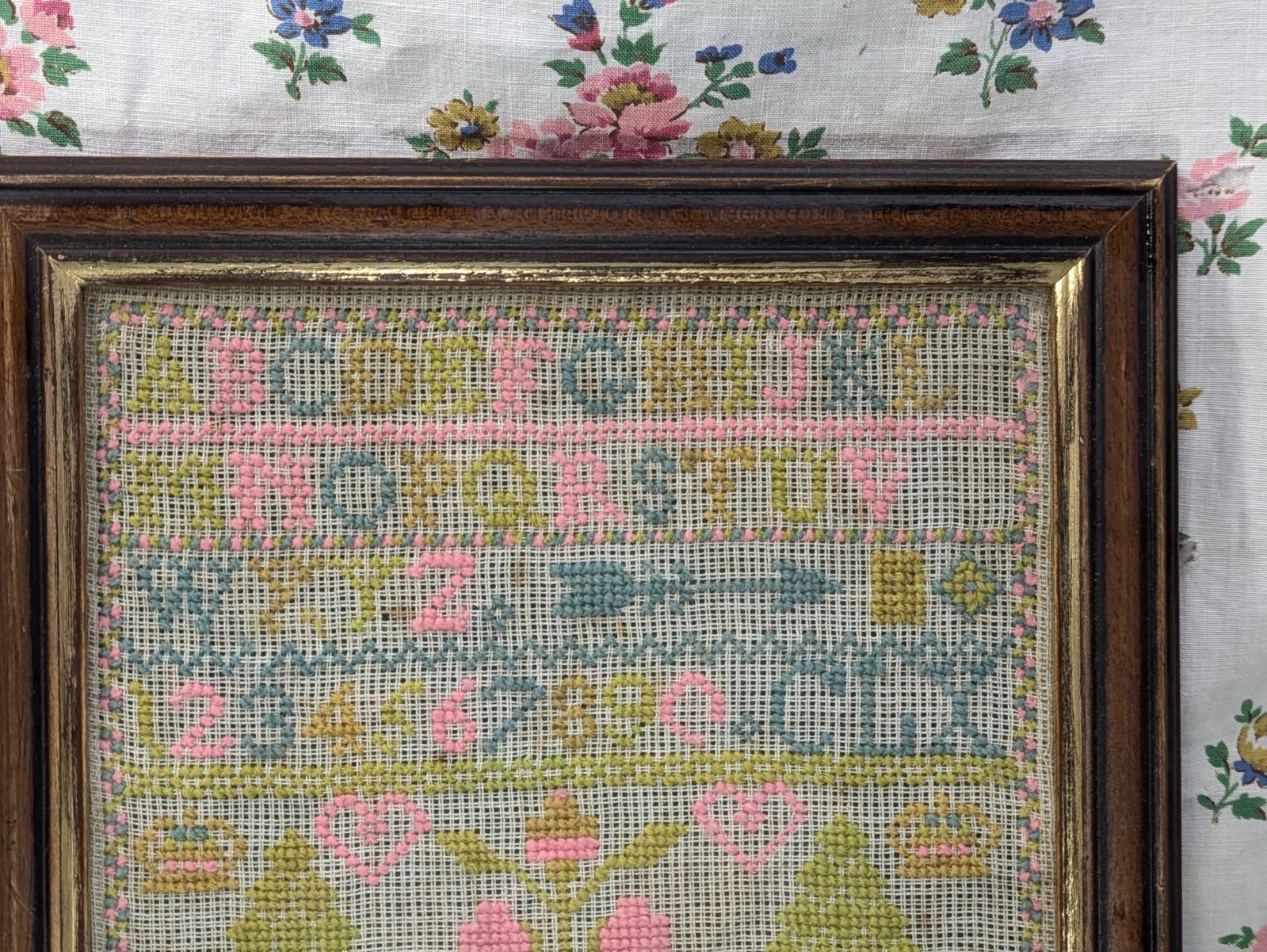 イギリス アンティーク 1901年 制作 刺繍額 スクールサンプラー - メルカリ