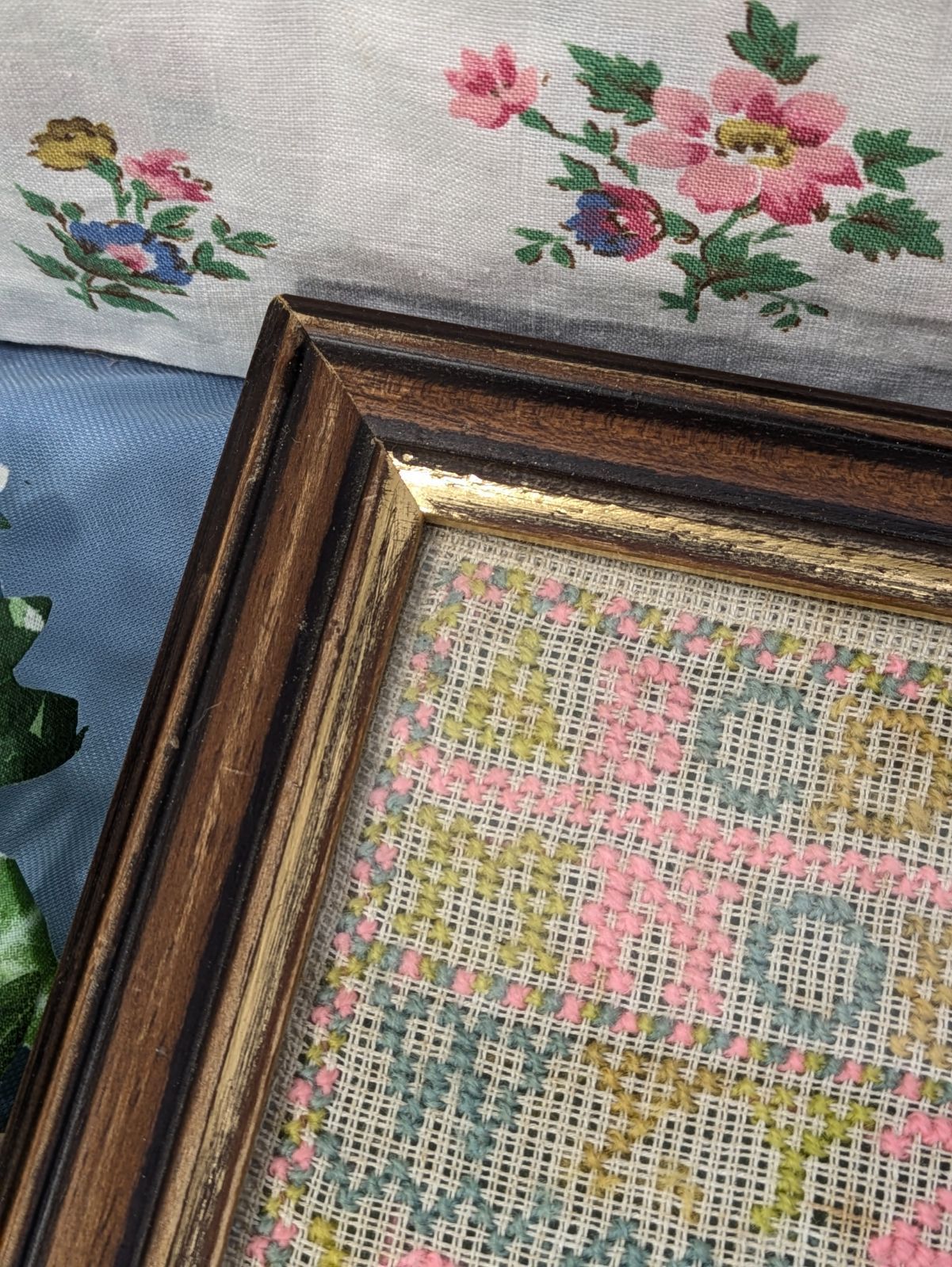 イギリス アンティーク 1901年 制作 刺繍額 スクールサンプラー - メルカリ