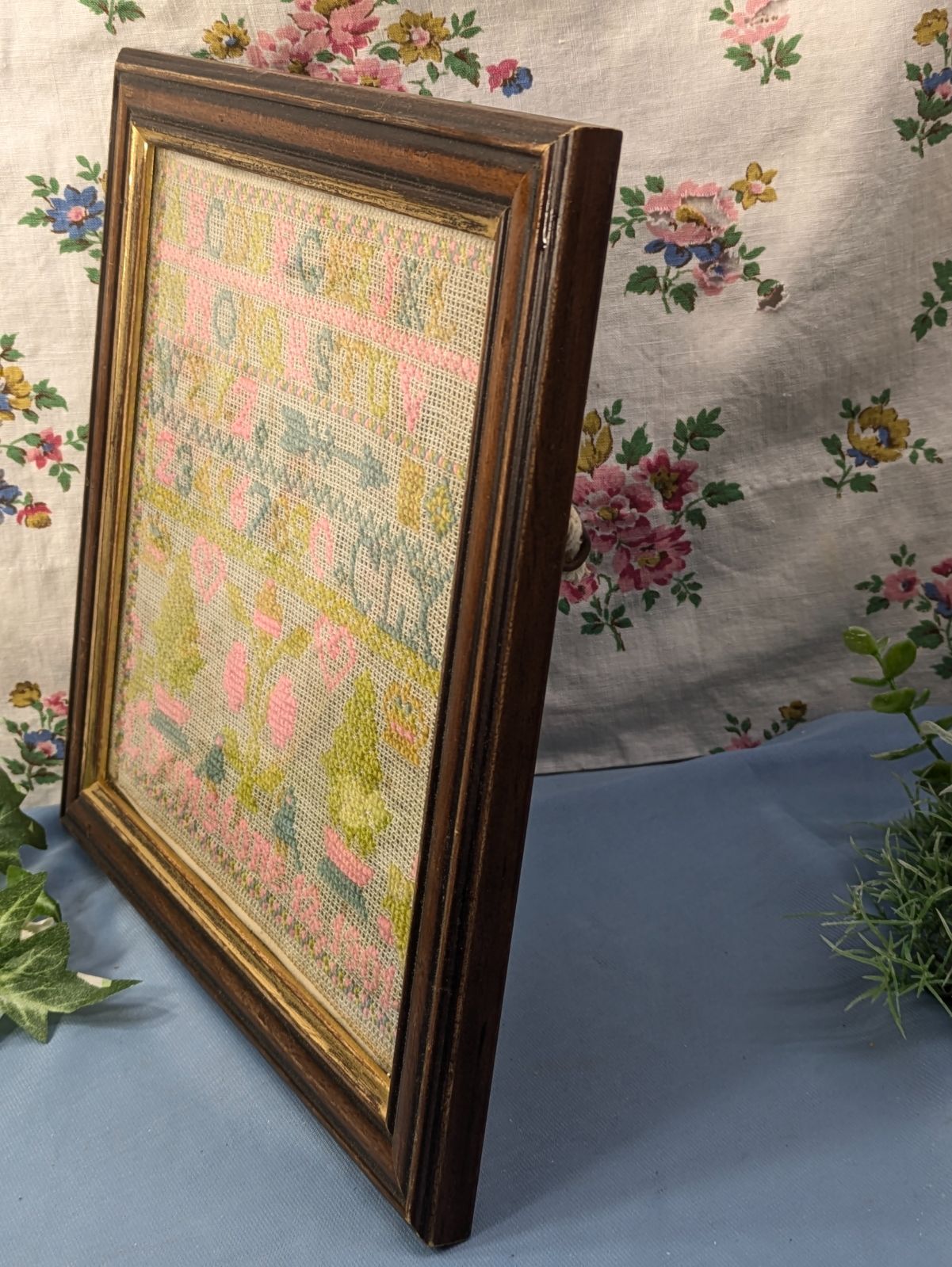 イギリス アンティーク 1901年 制作 刺繍額 スクールサンプラー - メルカリ