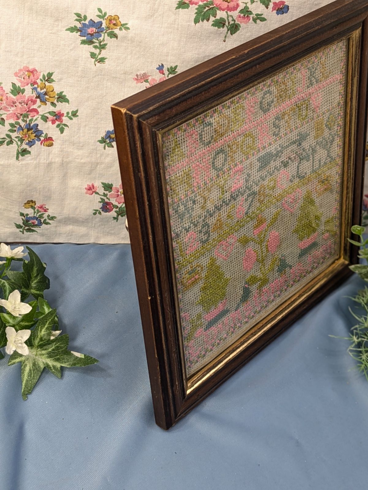 イギリス アンティーク 1901年 制作 刺繍額 スクールサンプラー - メルカリ