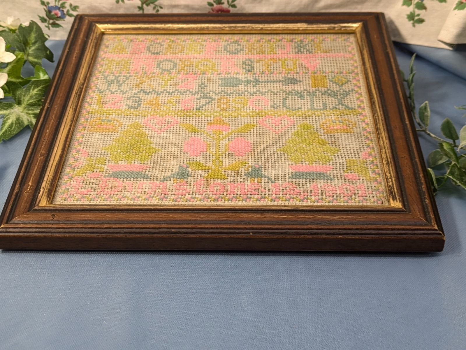 イギリス アンティーク 1901年 制作 刺繍額 スクールサンプラー - メルカリ