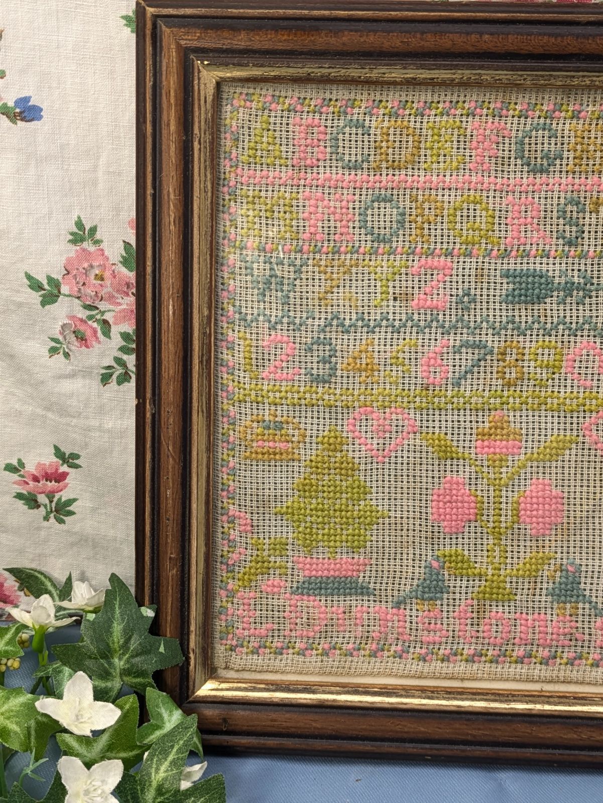 イギリス アンティーク 1901年 制作 刺繍額 スクールサンプラー - メルカリ