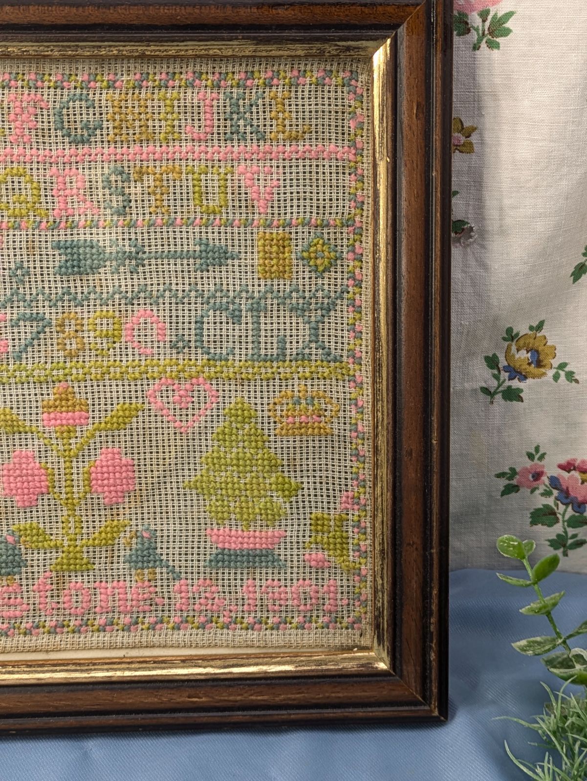 イギリス アンティーク 1901年 制作 刺繍額 スクールサンプラー - メルカリ