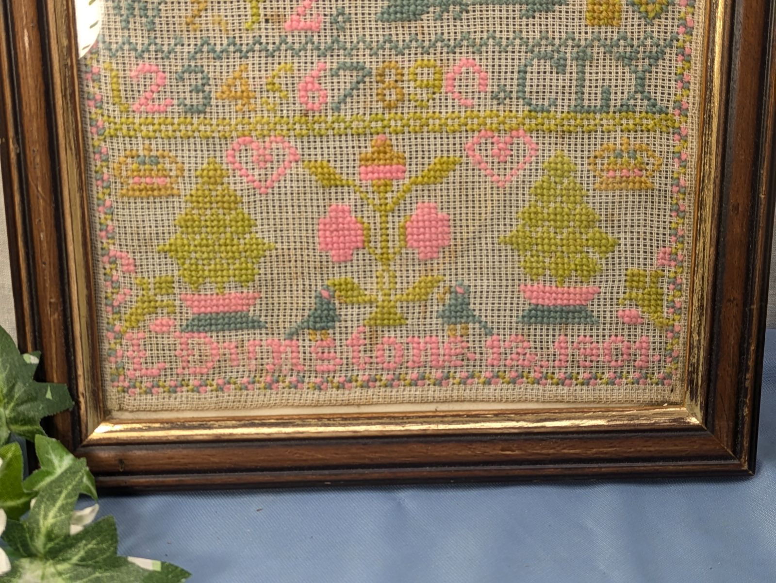 イギリス アンティーク 1901年 制作 刺繍額 スクールサンプラー - メルカリ