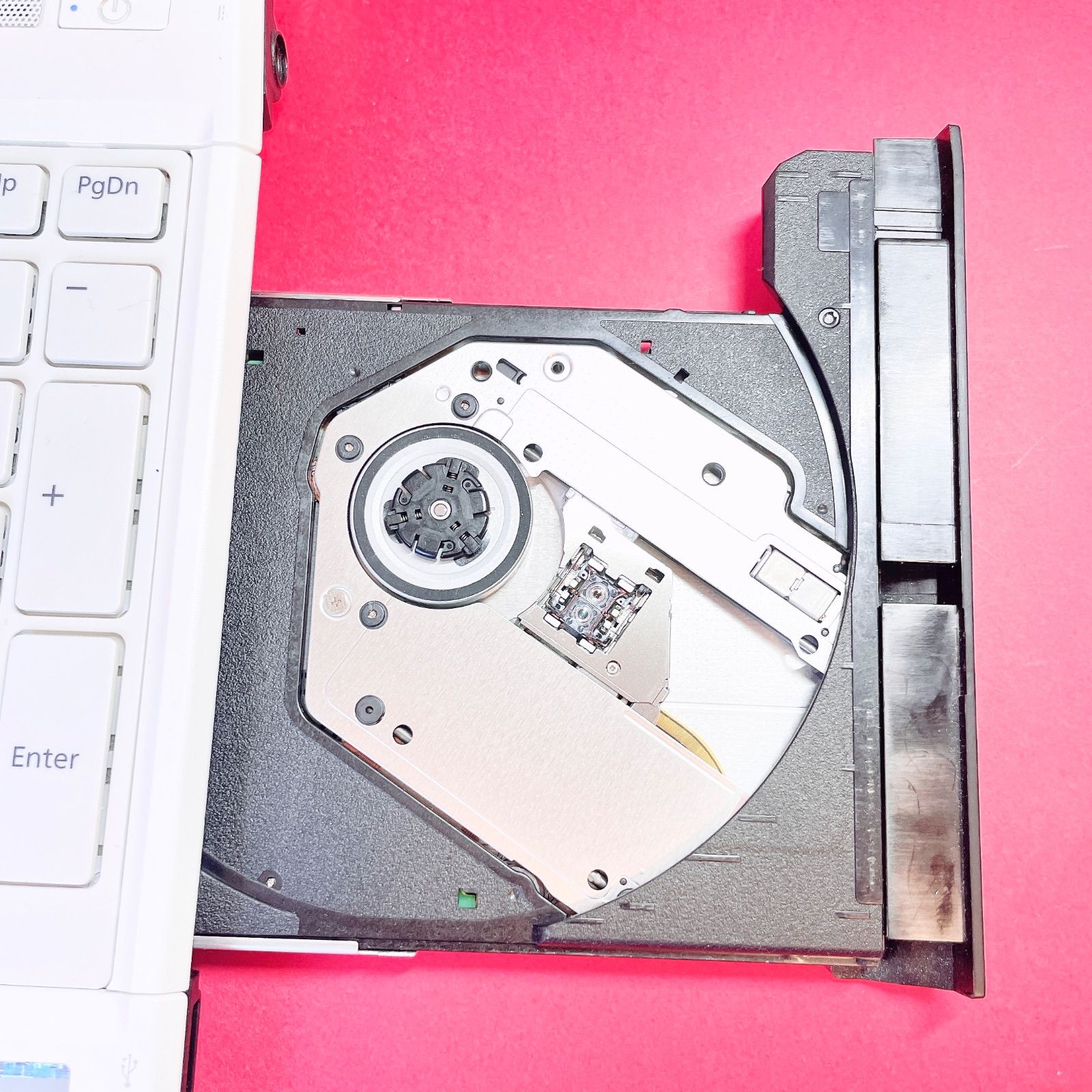 ブルーレイ見れる❣️おしゃれホワイト✨️高性能Corei7✨️薄型ノート