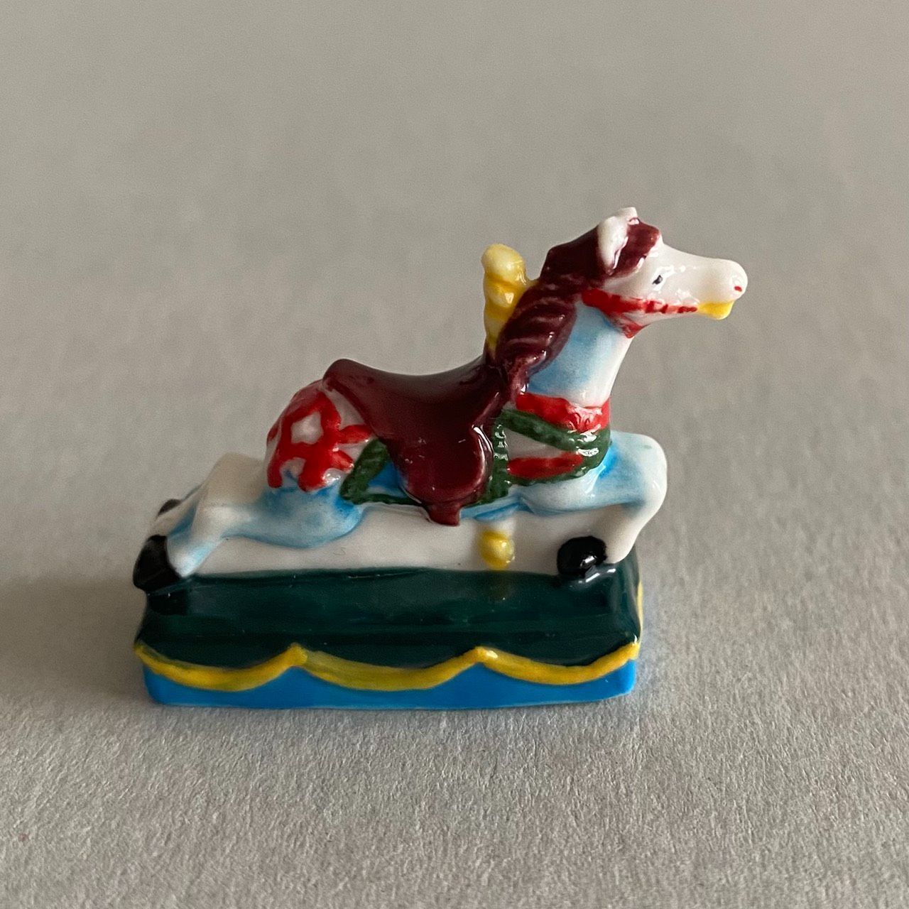 メリーゴーランドの白馬のフェーブ／回転木馬／遊園地／フランス雑貨