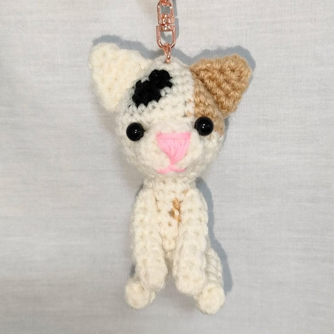 あみぐるみ 三毛猫のキーホルダー - メルカリ