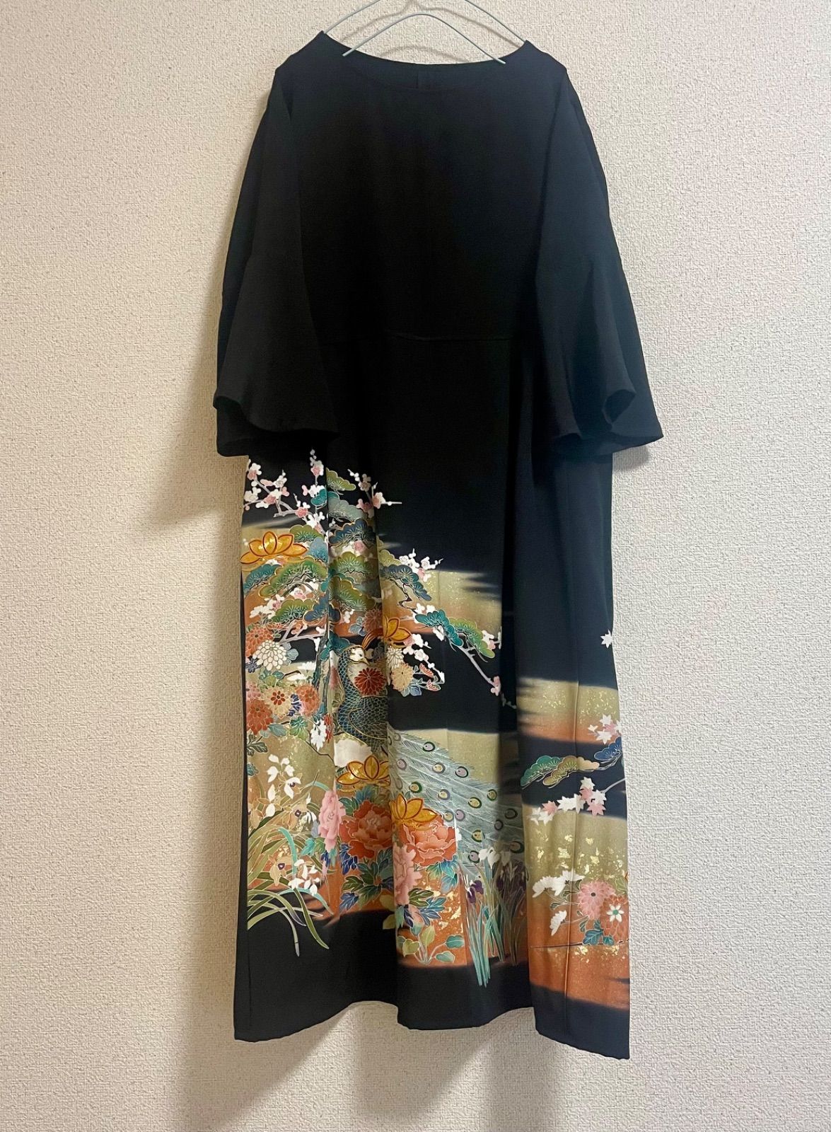 着物リメイク ワンピース黒留袖 正絹 落款 作家物 孔雀 駒刺繍 - メルカリ