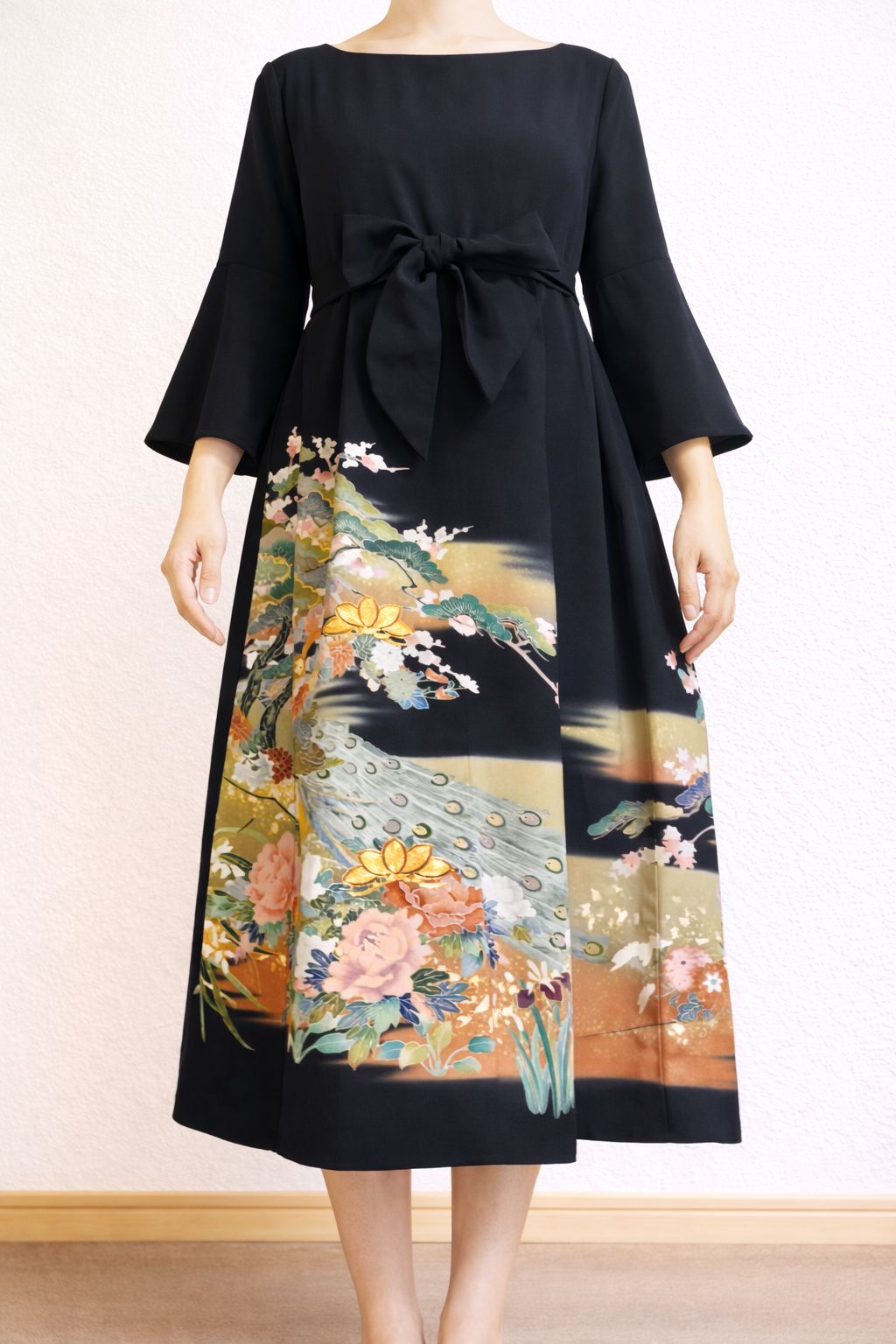 着物リメイク ワンピース黒留袖 正絹 落款 作家物 孔雀 駒刺繍 - メルカリ