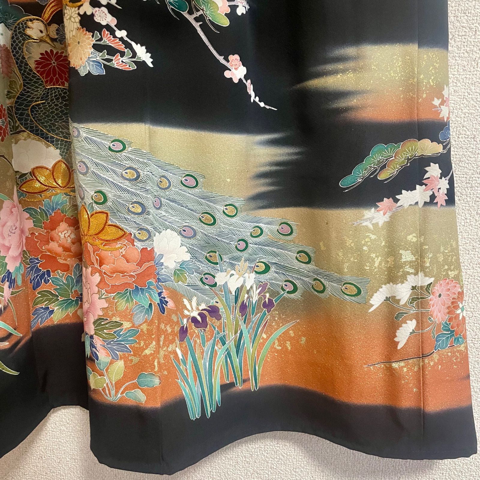 着物リメイク ワンピース黒留袖 正絹 落款 作家物 孔雀 駒刺繍 - メルカリ