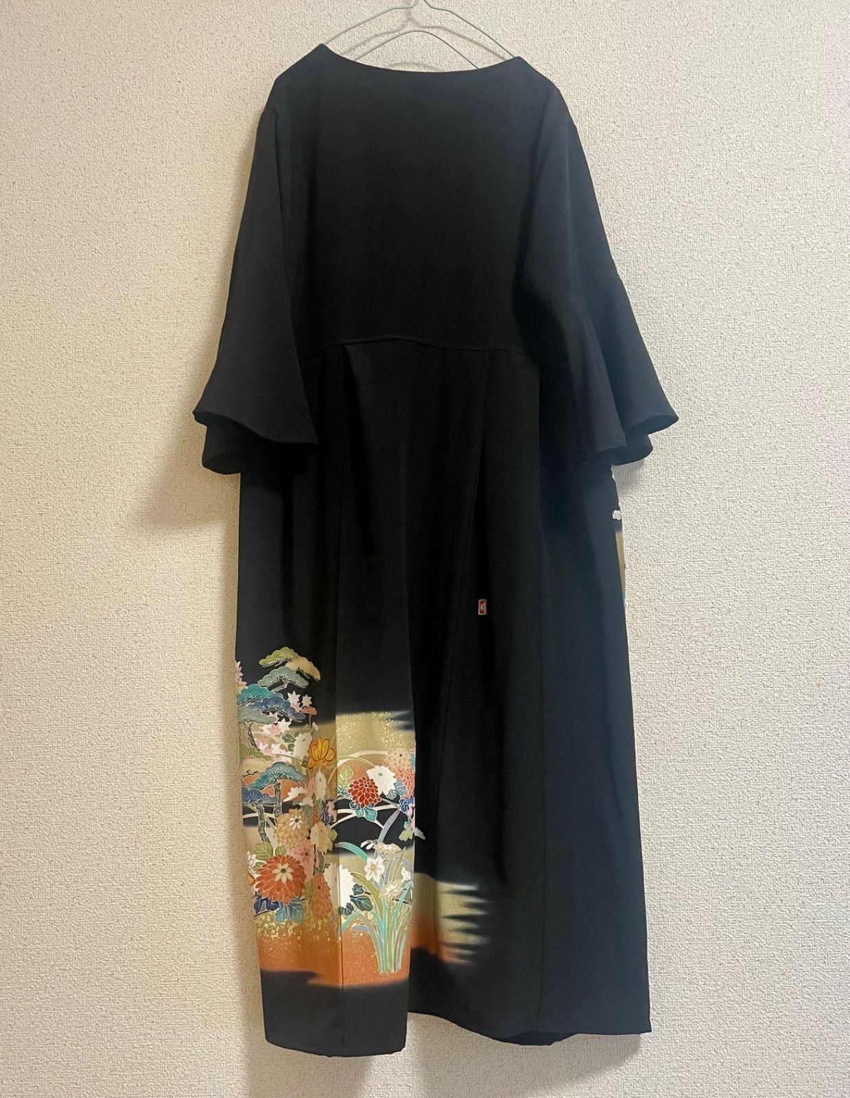 着物リメイク ワンピース黒留袖 正絹 落款 作家物 孔雀 駒刺繍 - メルカリ