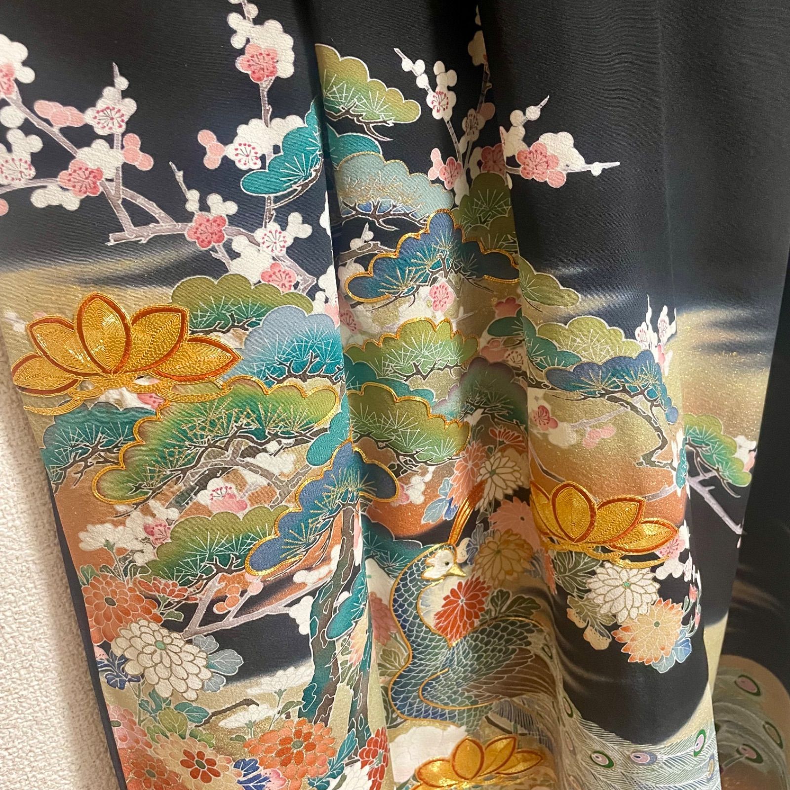 着物リメイク ワンピース黒留袖 正絹 落款 作家物 孔雀 駒刺繍 - メルカリ