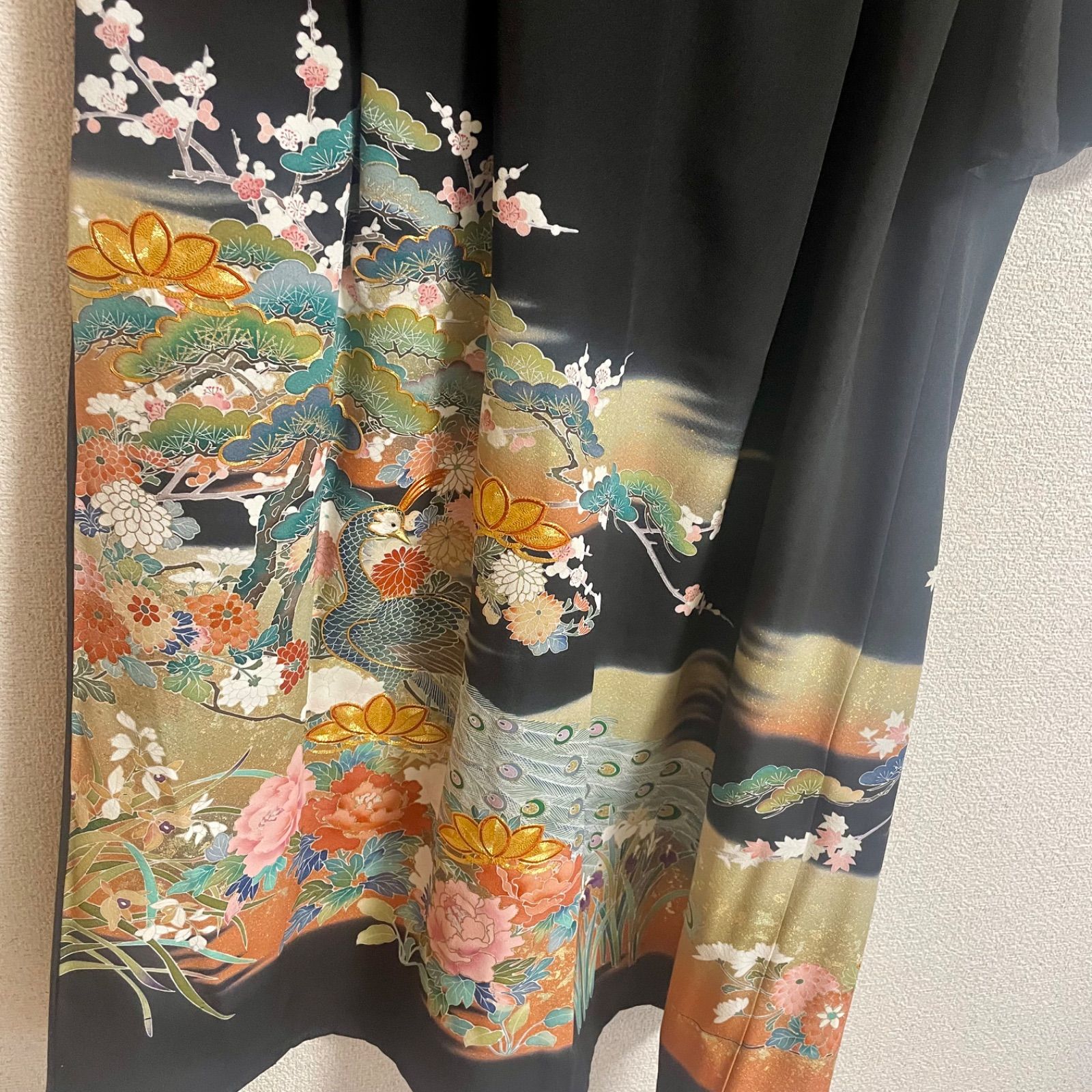 着物リメイク ワンピース黒留袖 正絹 落款 作家物 孔雀 駒刺繍 - メルカリ