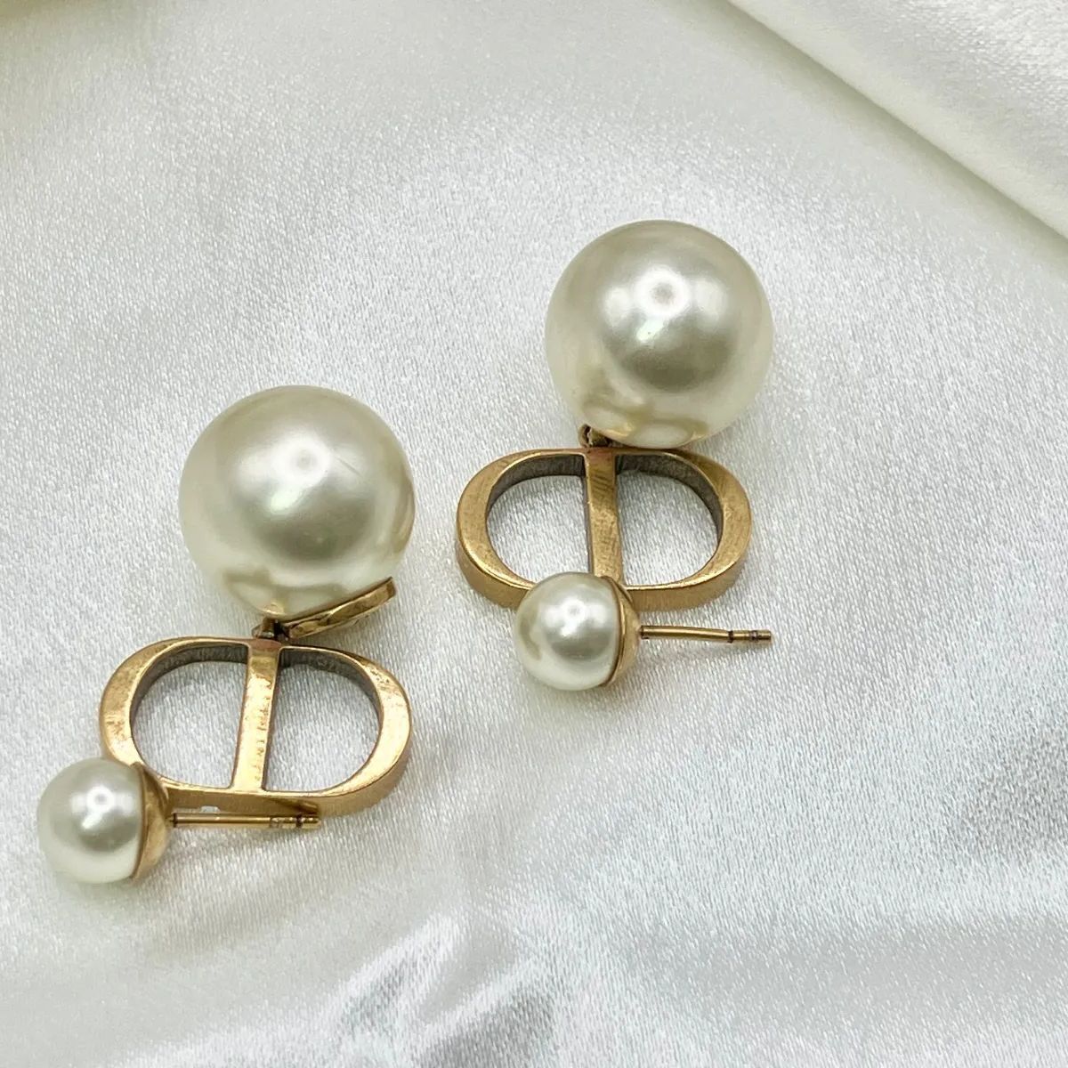 Christian Dior CDロゴ パールピアス - メルカリ