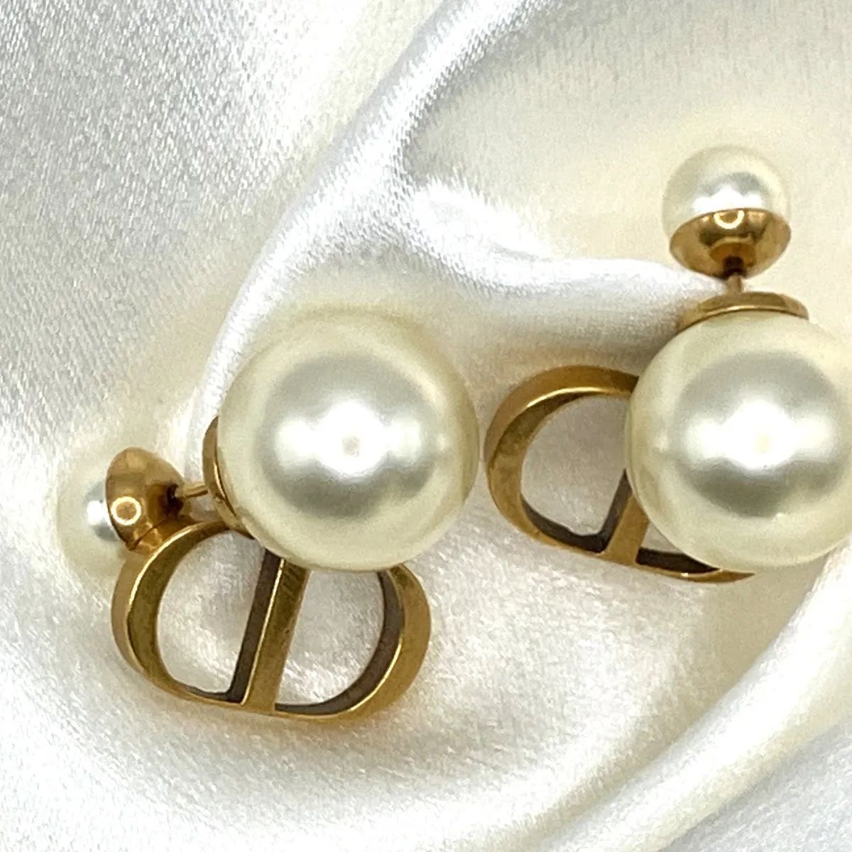 Christian Dior CDロゴ パールピアス - メルカリ
