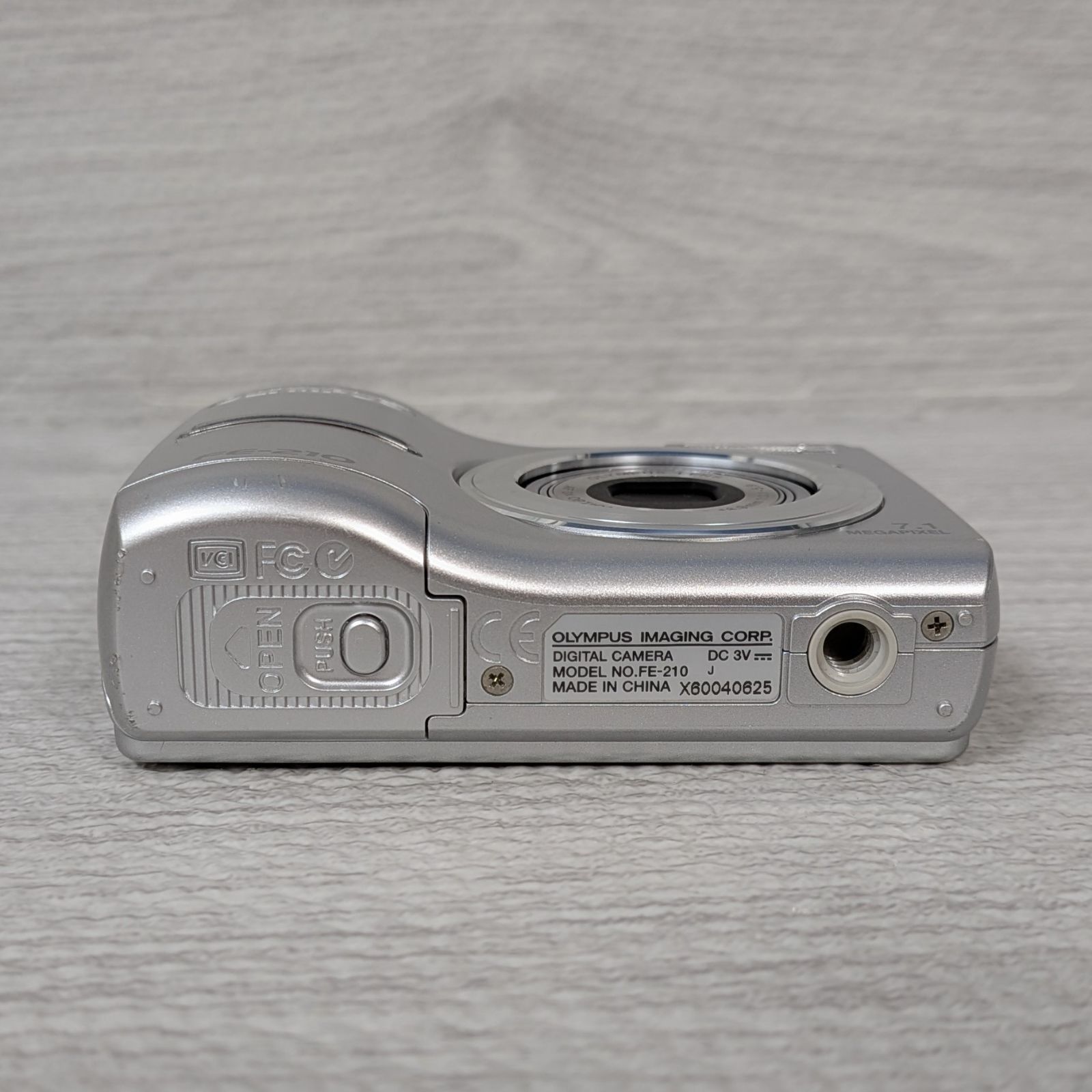 OLYMPUS オリンパス FE-210 シルバー ジャンク品 単3電池駆動 デジカメ