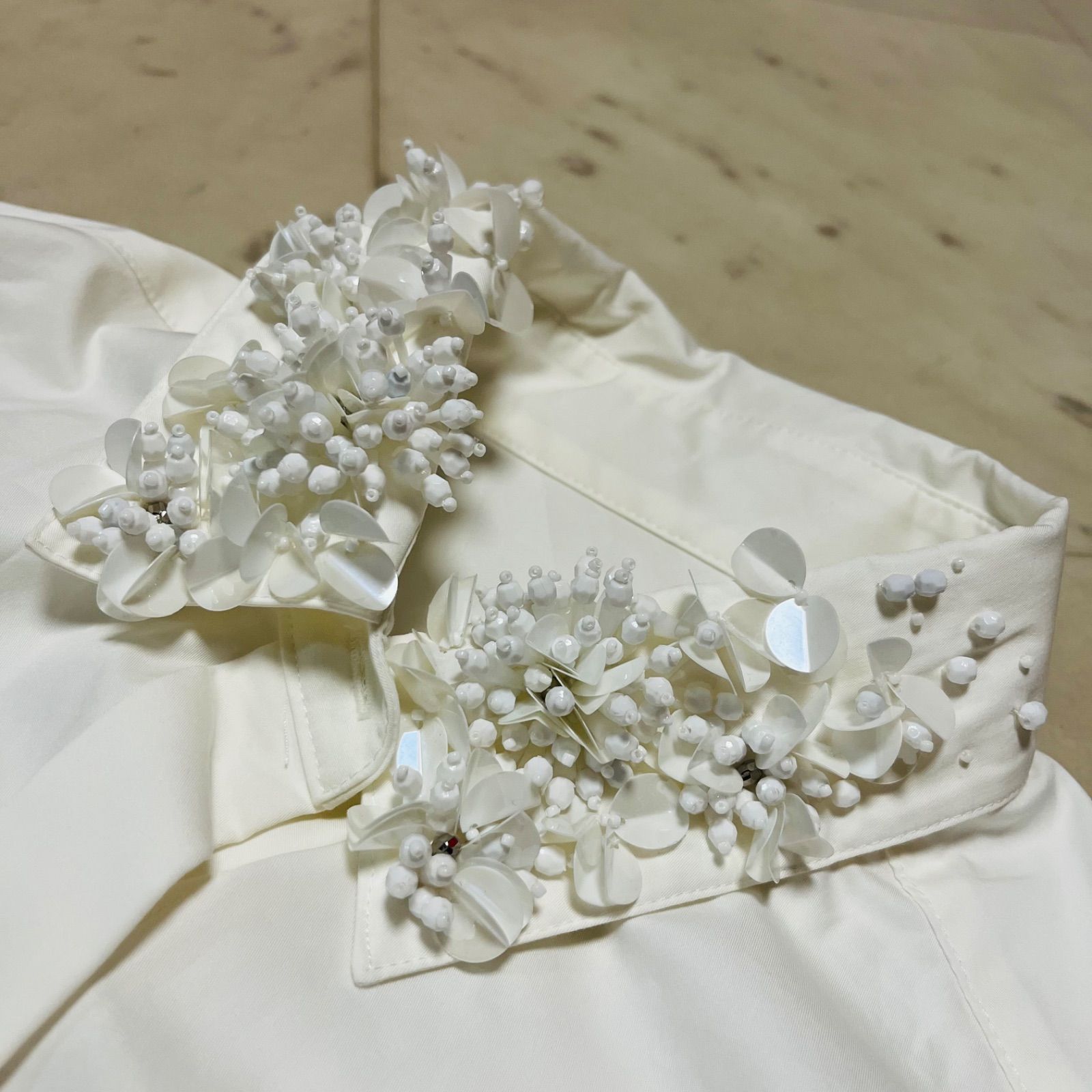 新品・未使用・タグつき Arpege story レースシャツ 未使用 タグ付き Arpege story 襟ビジューシャツ 比翼 長袖 ビジュー花