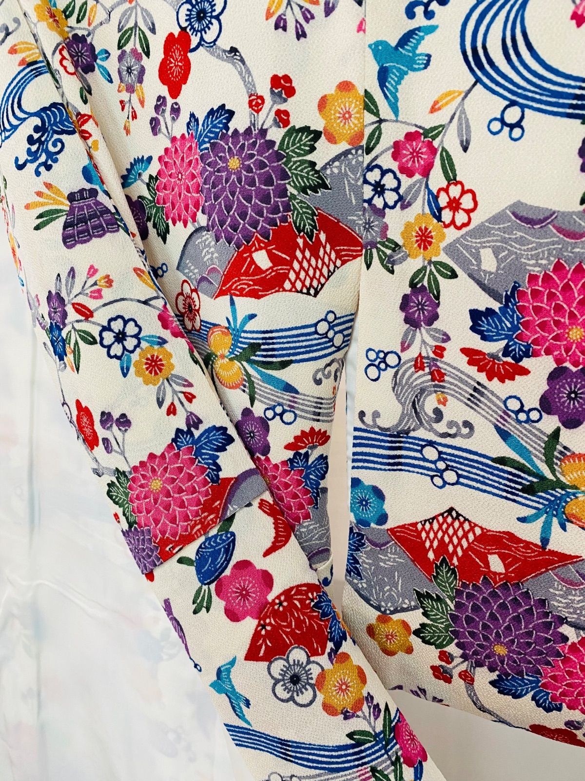 着物】小紋 正絹 袷 縮緬 型染め 花柄 流水模様 鳥 貝殻 白地 着物