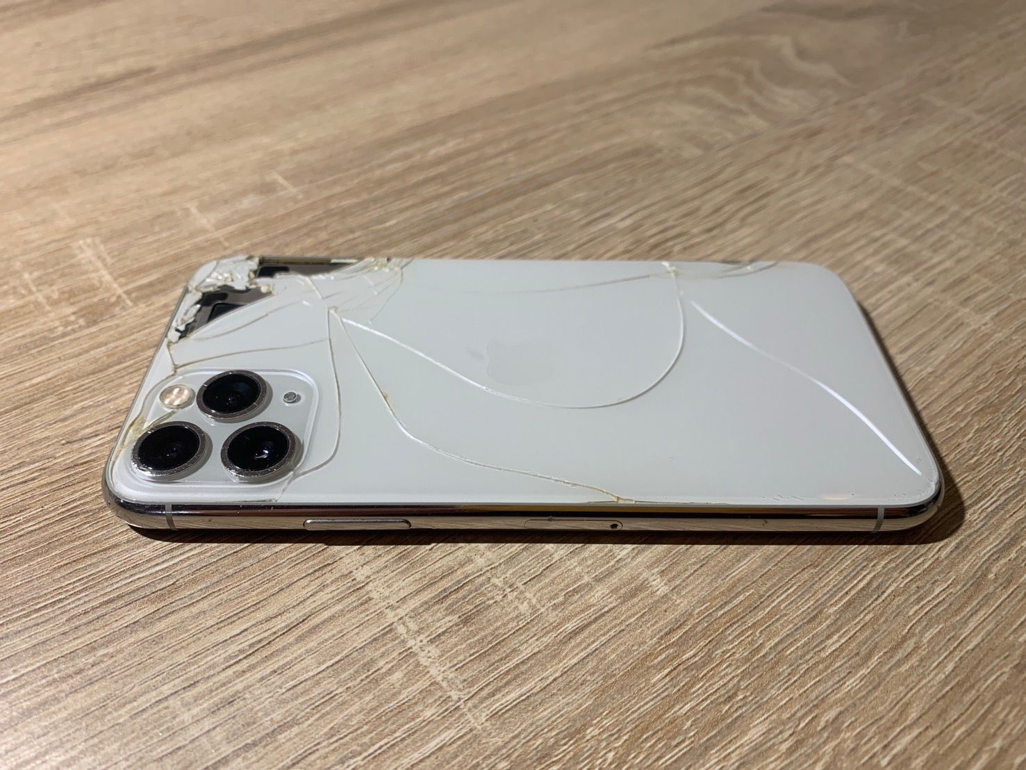 iPhone 11 Pro 256GB ホワイト ジャンク品 - メルカリ