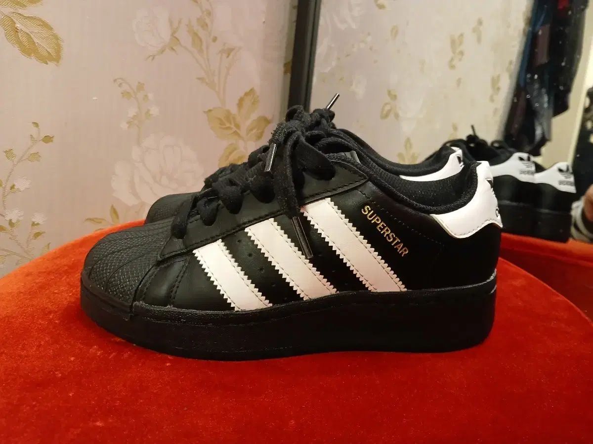 168 アディダス SUPERSTAR ブラック / 白 スニーカー 215サイズ - メルカリ