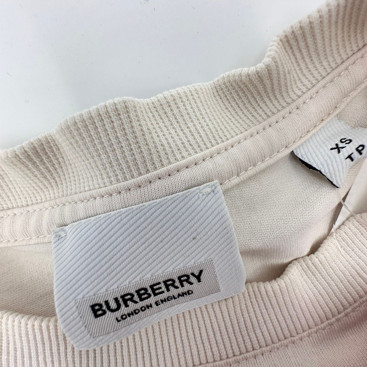 BURBERRY（バーバリー）エンボス ビッグロゴ オーバーサイズ Tシャツ 