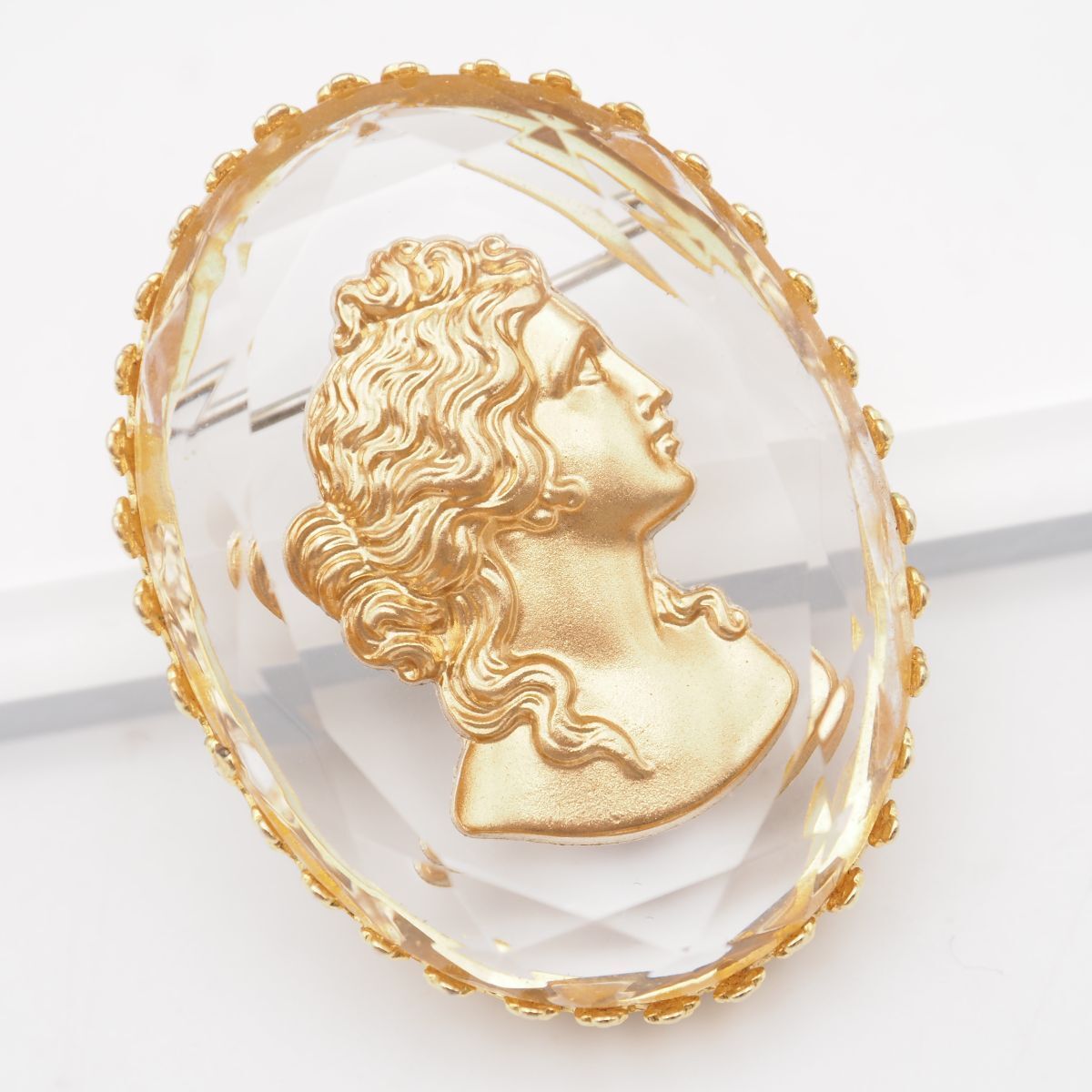 R203 ブローチ カメオ 女性横顔 水晶風 ゴールドカラー デザイン
