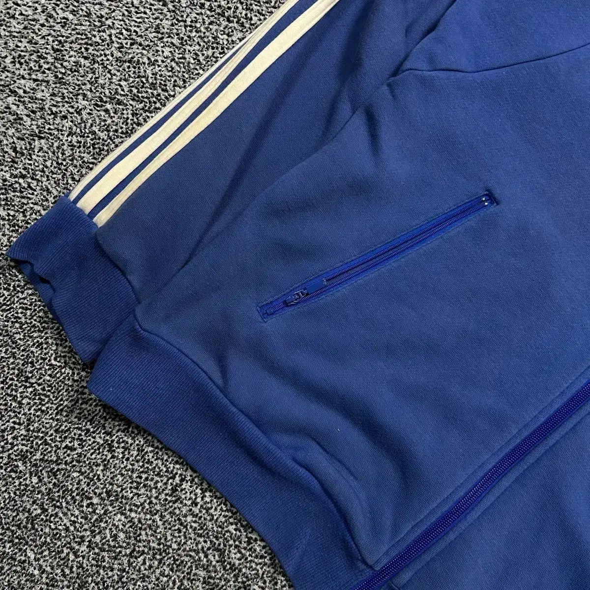 アディダス(ADIDAS) チェルシー トラックジャージ 【公式通販】