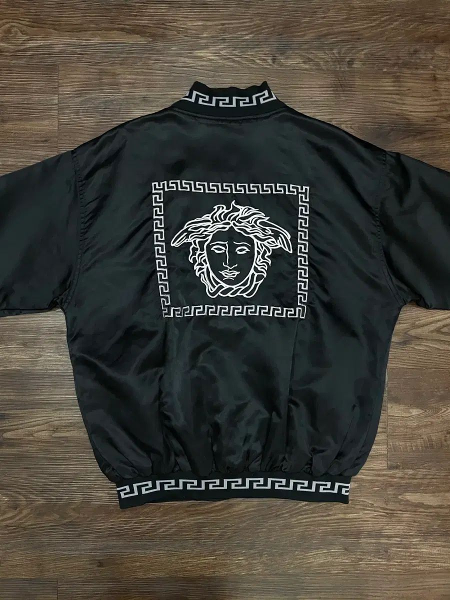 ヴェルサーチェ ジーンズ クチュール メドゥーサ ヘッド スタジャン