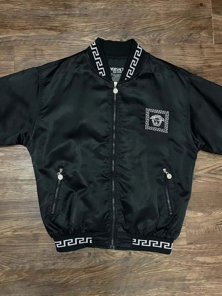 ヴェルサーチェ ジーンズ クチュール メドゥーサ ヘッド スタジャン