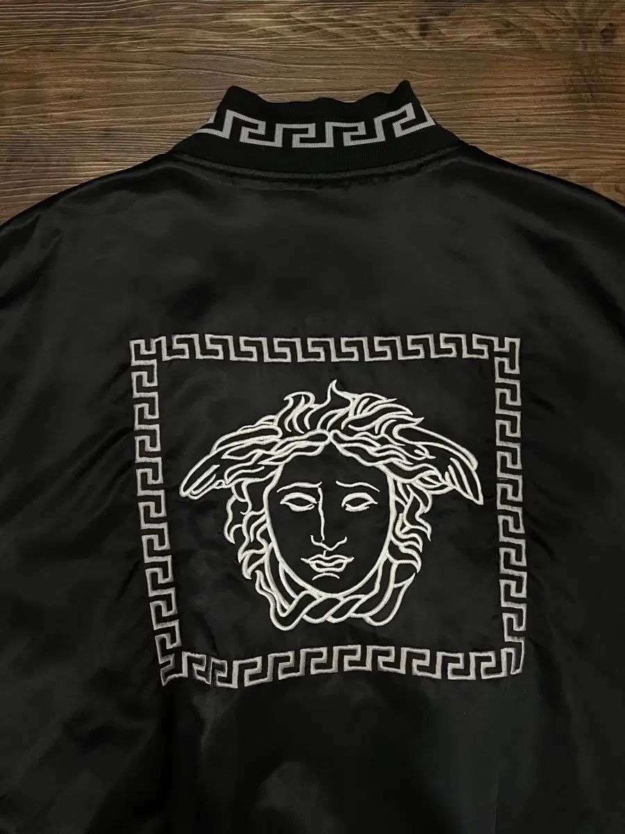 ヴェルサーチェ ジーンズ クチュール メドゥーサ ヘッド スタジャン