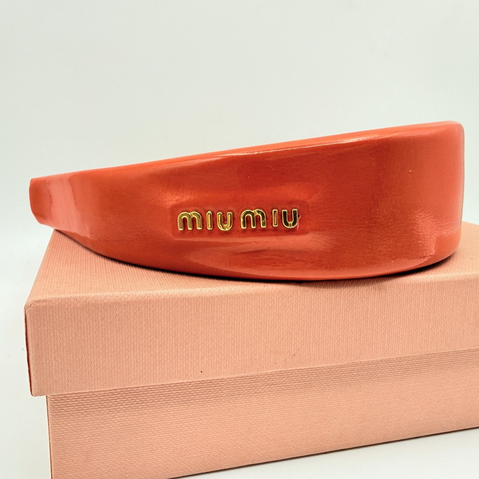 MIU MIU（ミュウミュウ）パテントレザー カチューシャ フューシャ