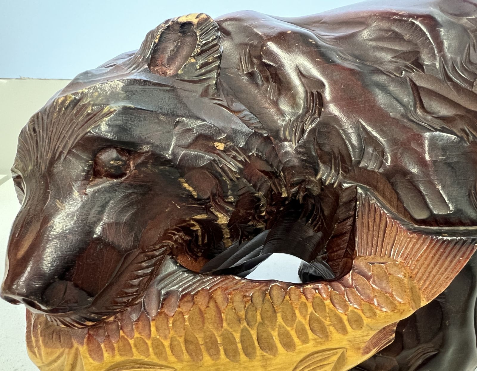 北海道】鮭をくわえた 木彫りの熊の置物 - メルカリ