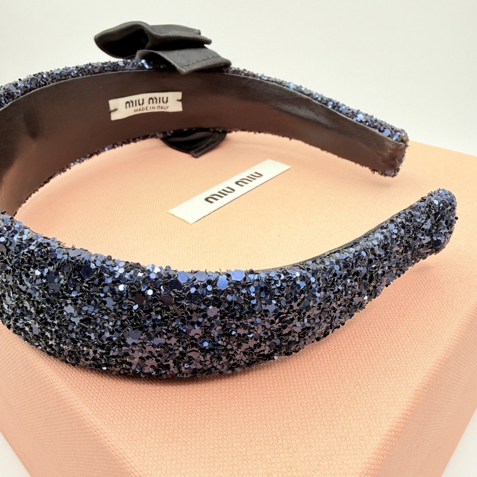 MIU MIU（ミュウミュウ）グリッター リボン カチューシャ ネイビー