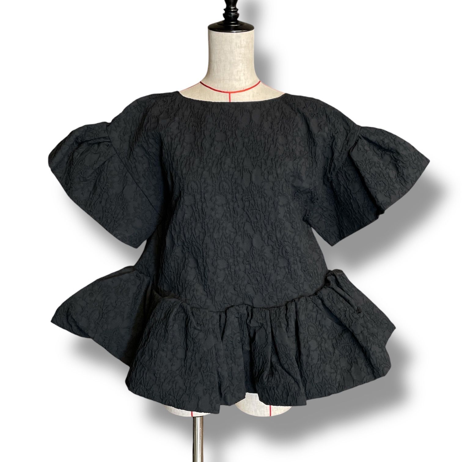 Cygne シーニュ 浮き輪トップス Giselle ジャガード ボリューム 背中