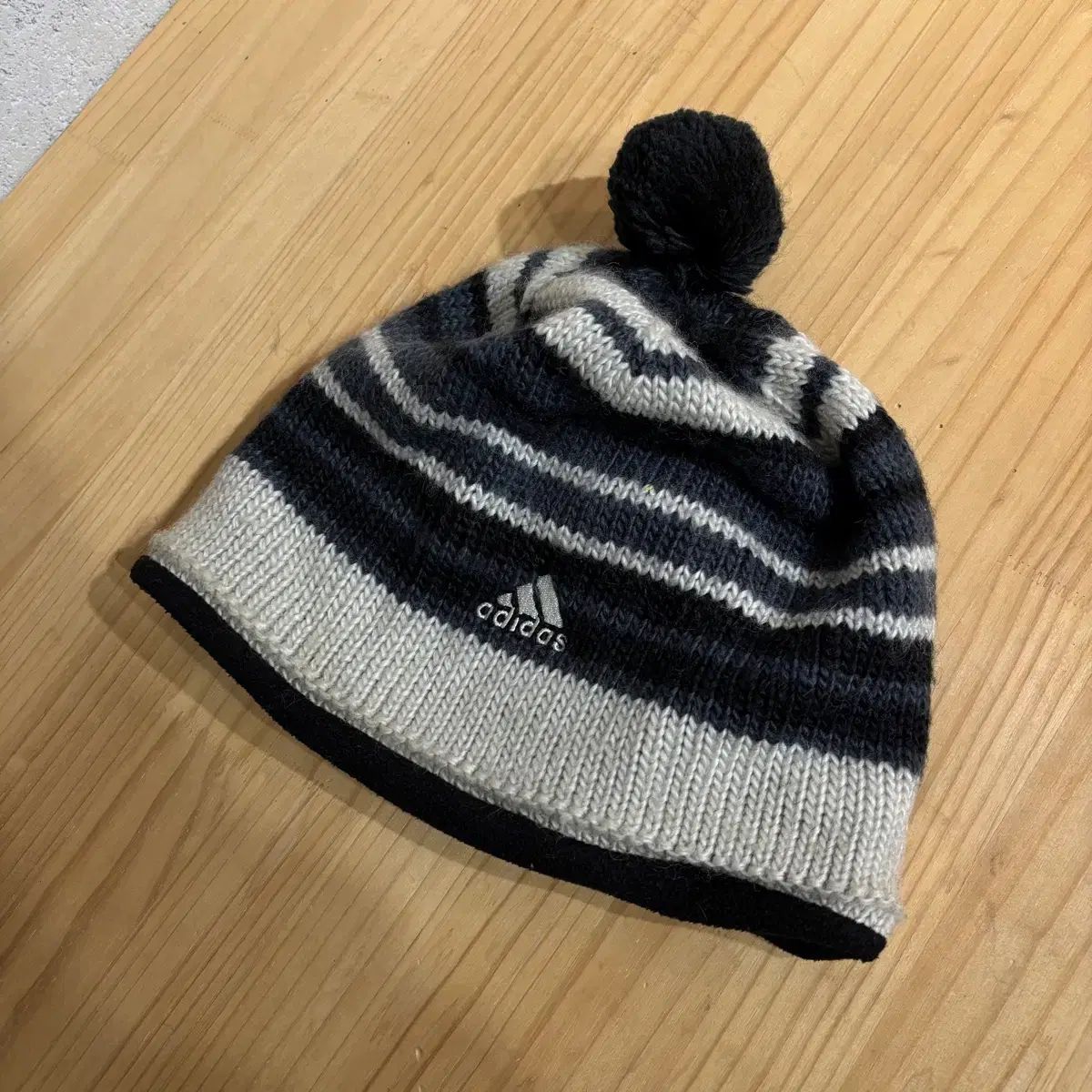 アディダス ストライプ ビーニー(C219 ウール 帽子) - メルカリ