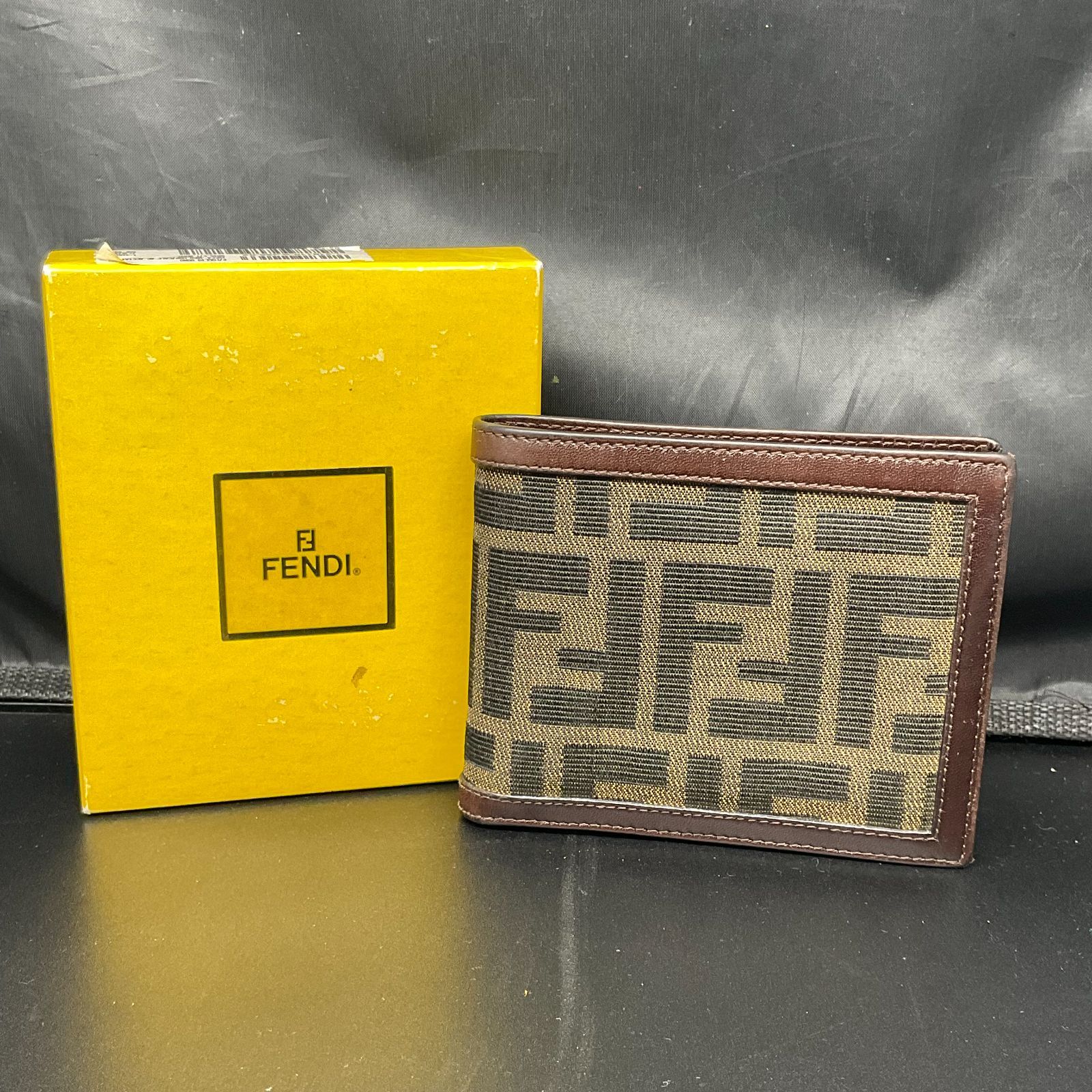 フェンディ ズッカ 二つ折り財布 B26021520 - メルカリ