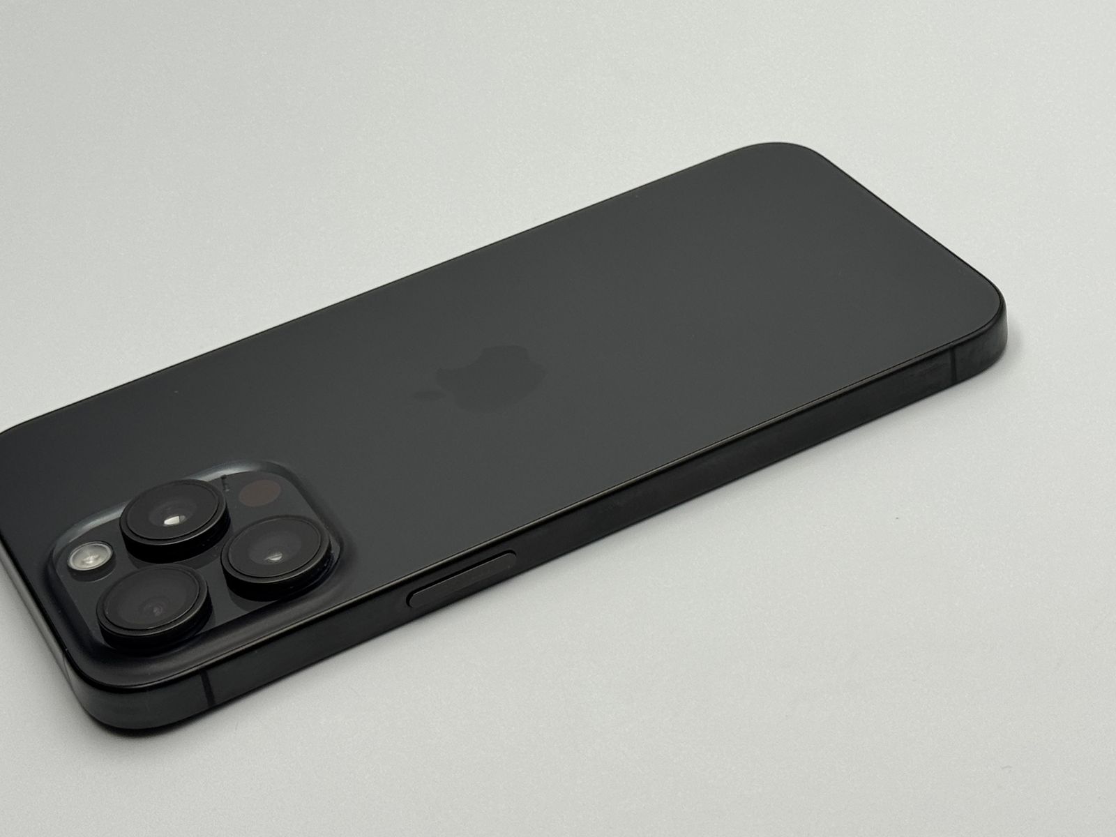 中古A】iPhone 15 Pro Max 256GB ブラックチタニウム バッテリー【87