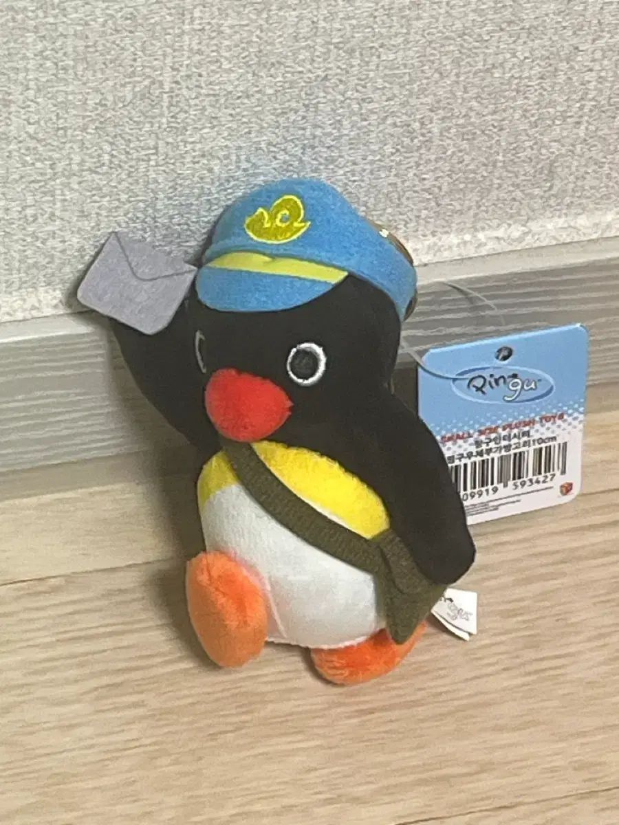 郵便配達員ピングーぬいぐるみキーホルダー - メルカリ