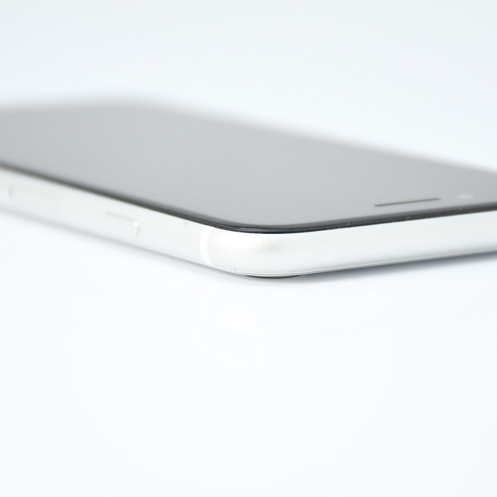 液晶美品＊純正バッテリー最大容量85％】SIMフリーiPhone SE 第2世代