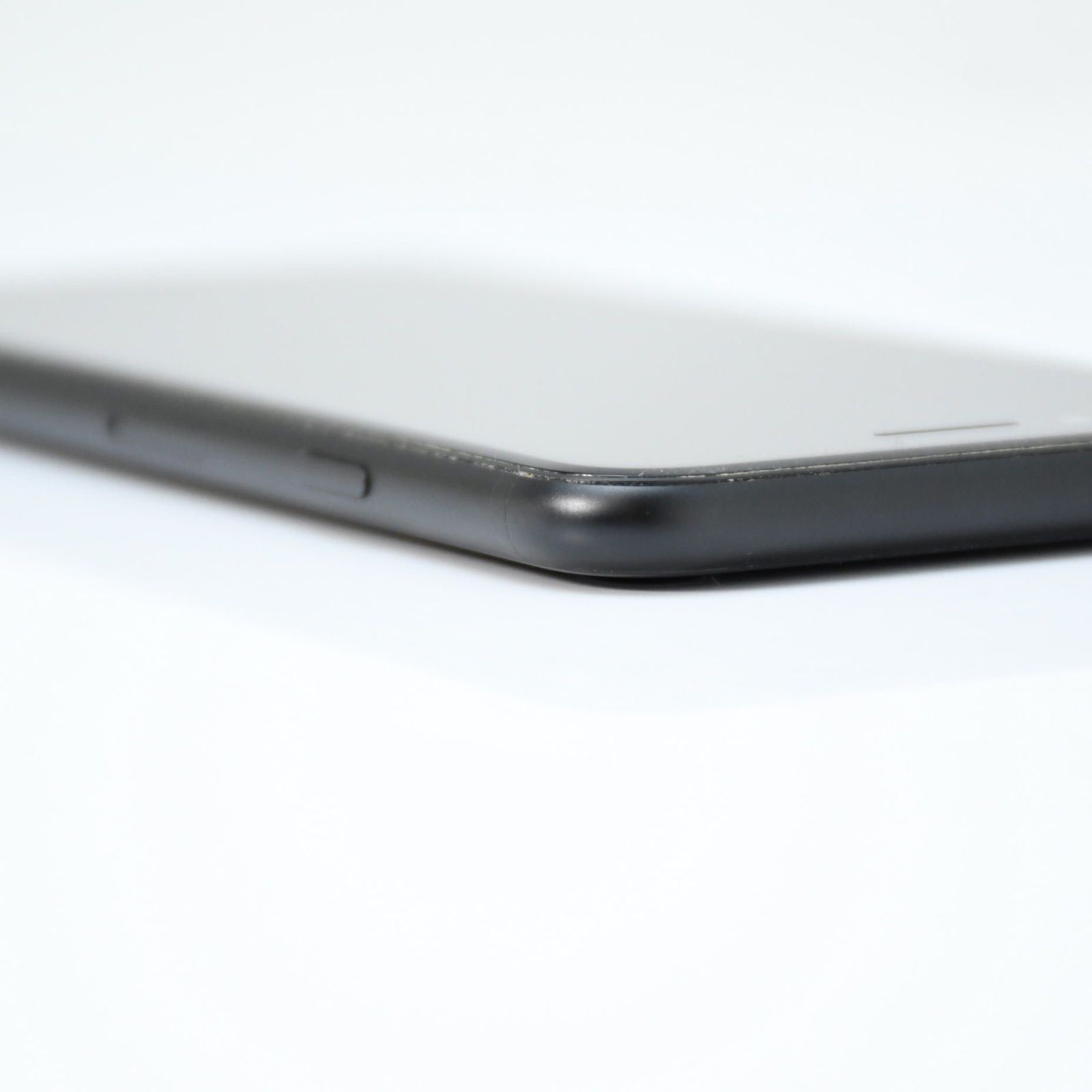 液晶美品＊純正バッテリー最大容量81％】au SIMフリーiPhone SE 第2