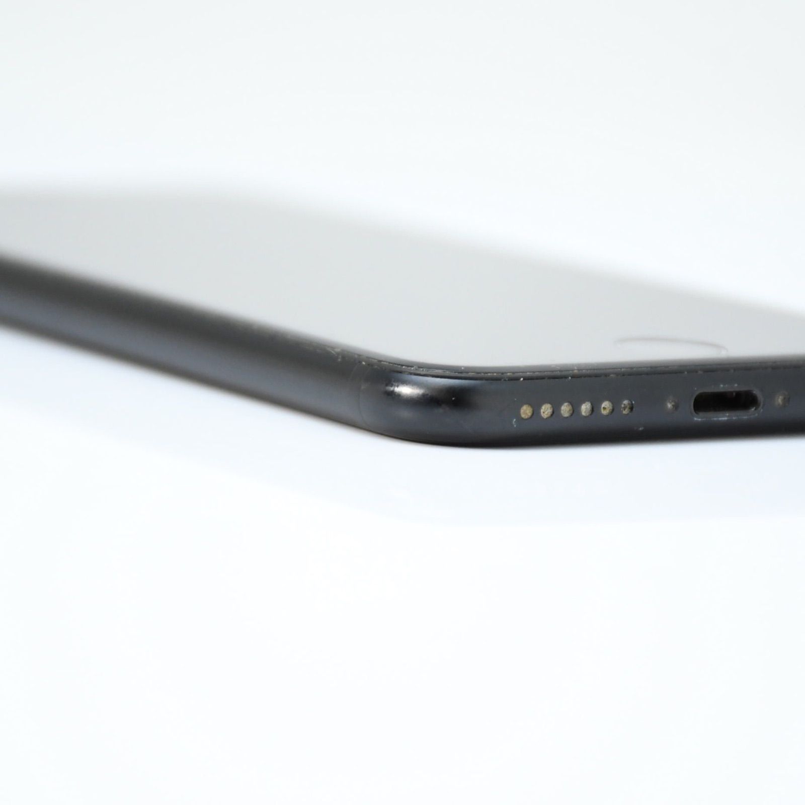 液晶美品＊純正バッテリー最大容量81％】au SIMフリーiPhone SE 第2