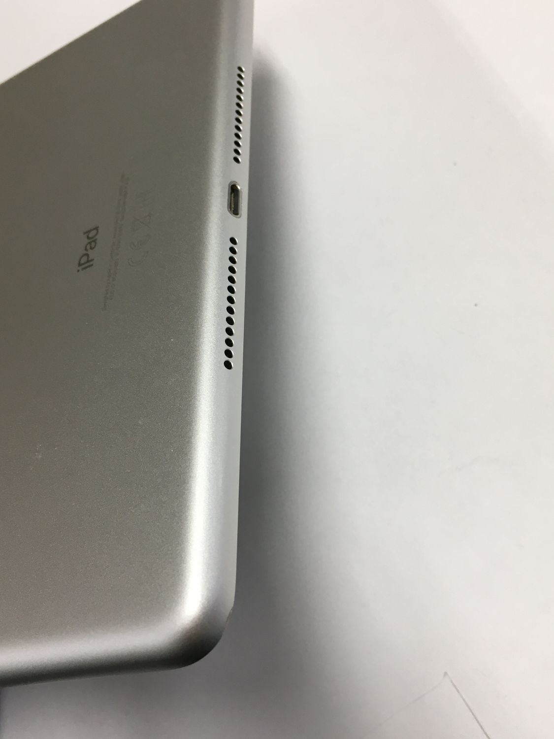 美品 電池81％ Apple iPad 第6世代 Wi-Fi 32GB シルバー【動作確認