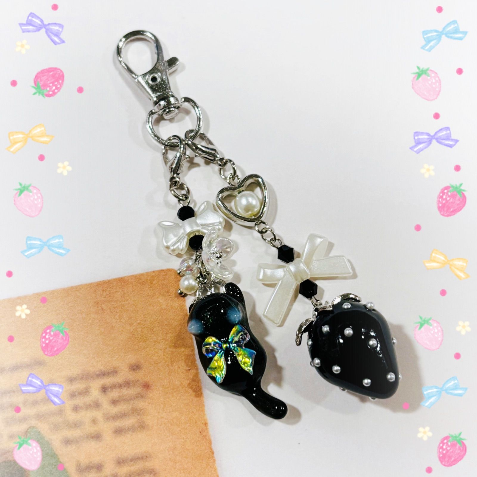 ♡じゃれ猫ちゃんといちごのキーホルダー♡ - メルカリ