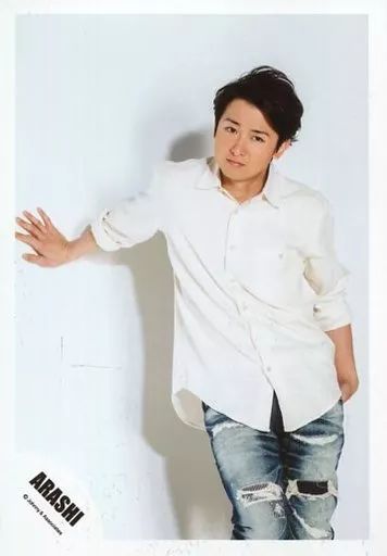中古】生写真(ジャニーズ) 嵐/大野智/膝上・シャツ白・右手壁・首傾げ