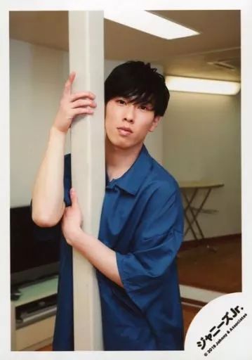 中古】生写真(ジャニーズ) Snow Man/宮舘涼太/上半身・衣装青・柱に