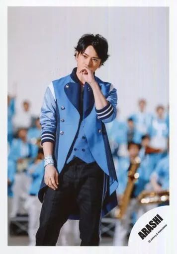 中古】生写真(ジャニーズ) 嵐/松本潤/膝上・衣装青紺・左手口元・体