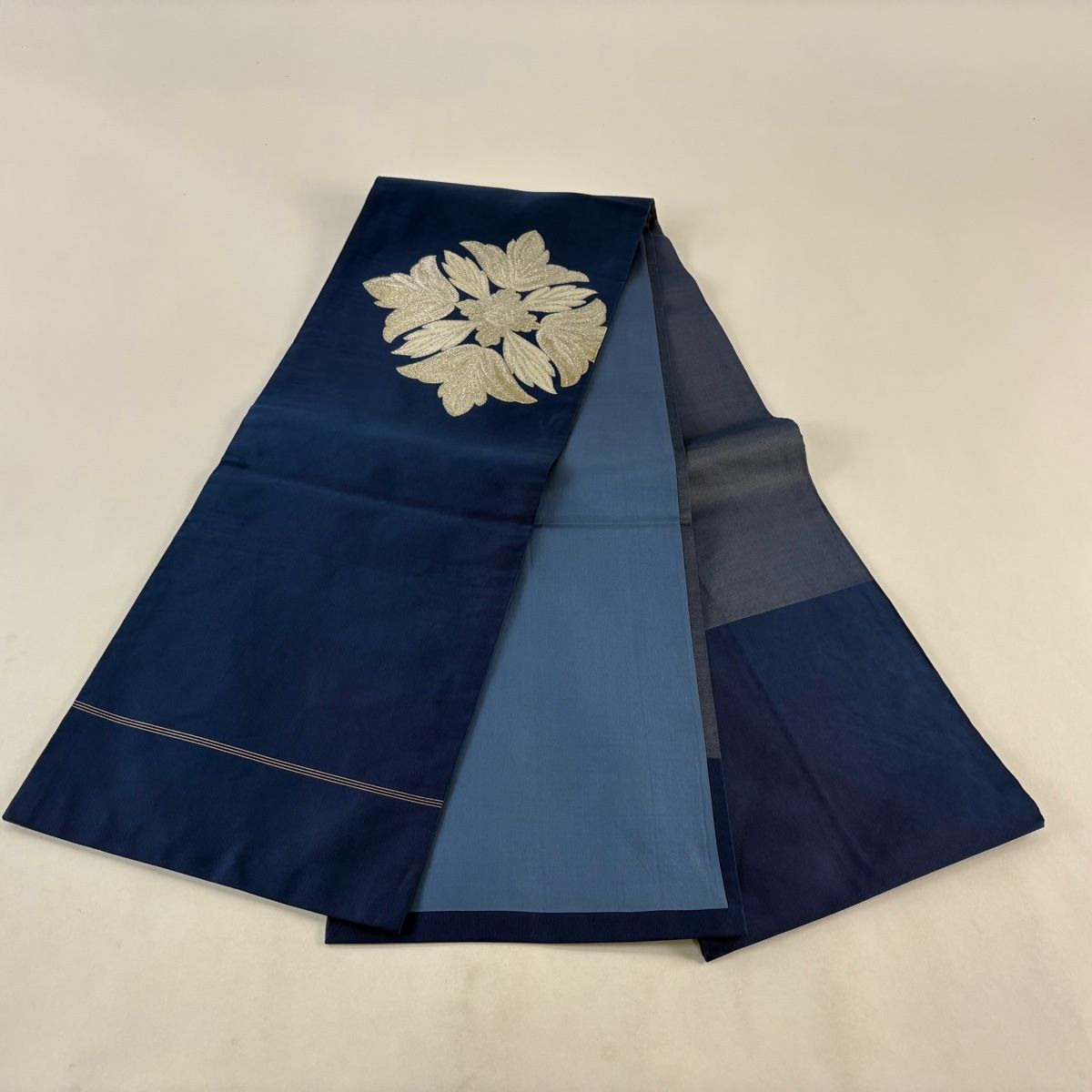 開き名古屋帯 優品 草花 箔 銀糸 紺色 正絹 【中古】 - メルカリ