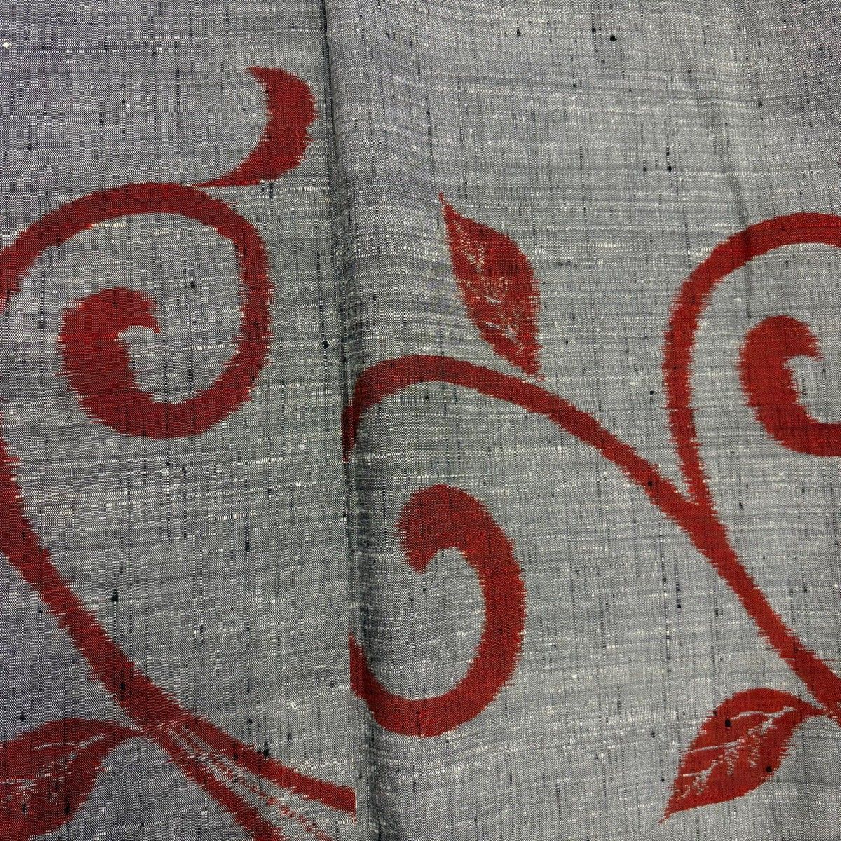 美品】 紬 身丈159cm 裄丈65cm M 袷 唐草 灰色 正絹 優品 【中古